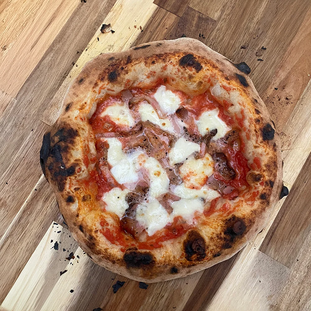 Pizza napolitaine au guanciale et mozzarella
